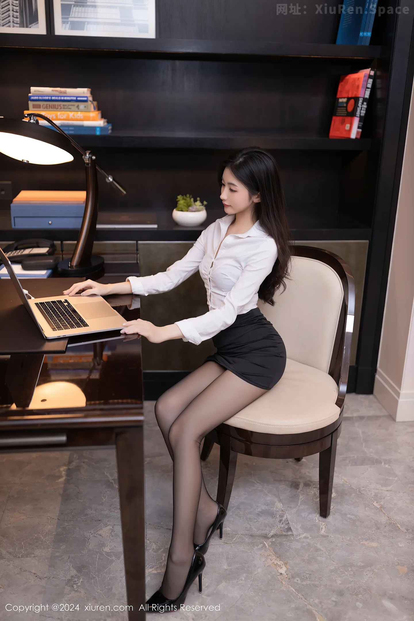 图片[3]-[XiuRen秀人网]VOL.8830 模特鱼尾fish性感白T配黑短裙露蕾丝内衣配超薄黑丝撩人诱惑写真80P-秀人网官方网站